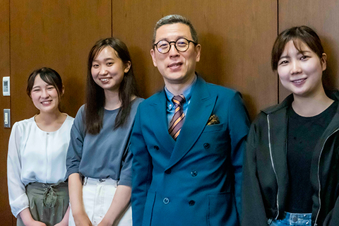 Dr. Adachi (left photo) reports the award with a smile to President, Korea (right photo).