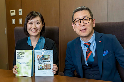 Dr. Adachi (left photo) reports the award with a smile to President, Korea (right photo).