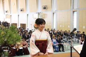 Satoko Tabata, Sodai Department of Economics, who receives a diploma from President