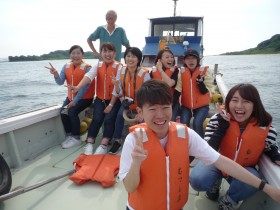 A fishing boat rides around Rokuren Island