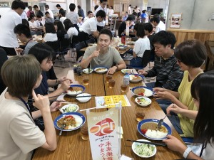 Interaction with students from other universities while having lunch