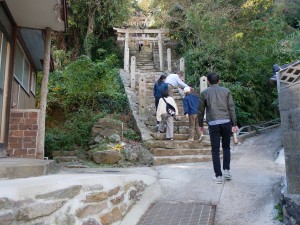 Seniors from the circle guide the first year students to visit the island (2)