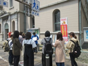 Listen to commentary in front of Nanbu-cho Post Office