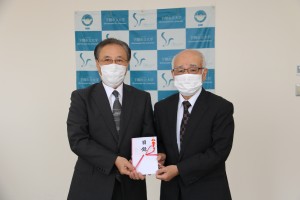 Shingo Nakamura, Chairman of the Alumni Association, presented the catalog to Chairman Shigeaki Yamamura.