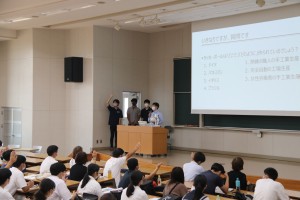 Associate Professor Nagahama and seminar students who introduce Department of Economics