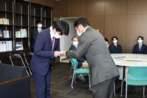 Mr. Suzuki was presented with a prize money from the supporters' association.