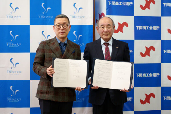 President, Korea (left) and President Kawakami (right) signed an agreement.